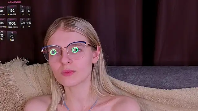 MonicaShiny's cam snapshot