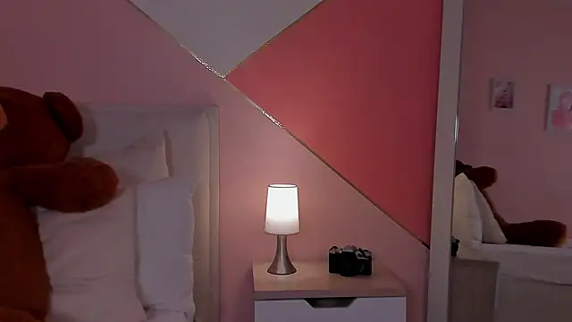 mae_lyra's cam snapshot