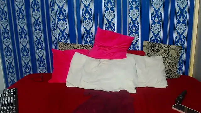 JUICEYLIPS333's cam snapshot