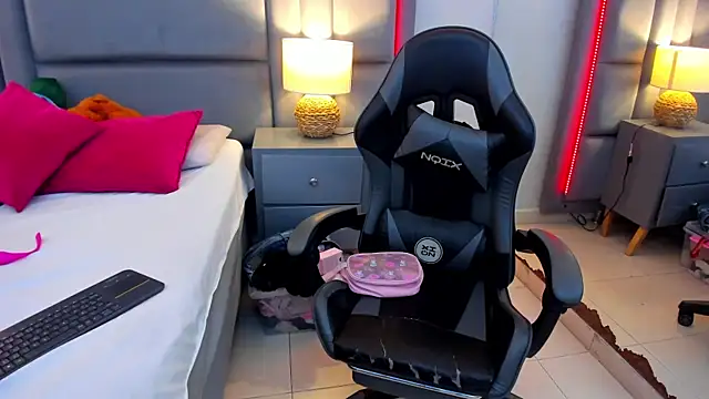 GabyMoreau's cam snapshot