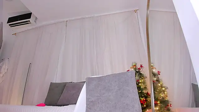 Petite_Lucie's cam snapshot