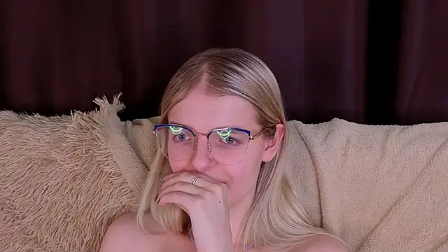 MonicaShiny's cam snapshot