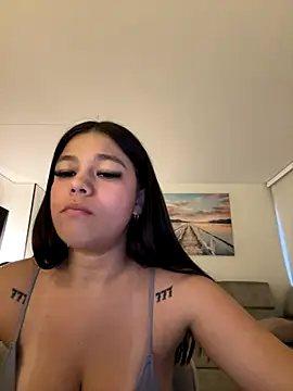 Alyshanon18's cam snapshot