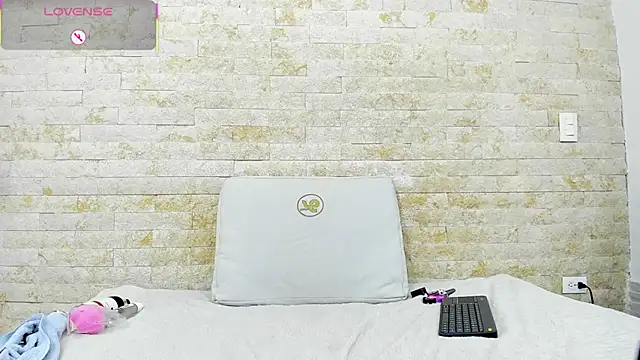 ikia_lopez_'s cam snapshot