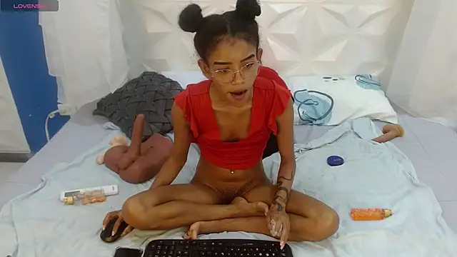 adisson_petite1's cam snapshot