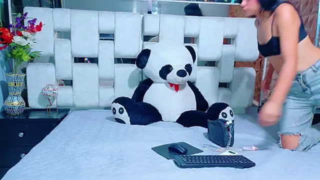 CarlaRomero__'s cam snapshot