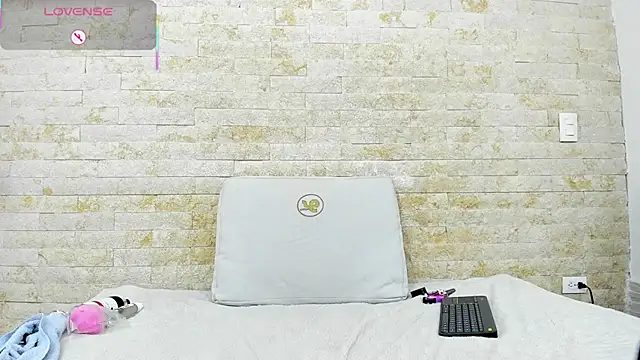 ikia_lopez_'s cam snapshot