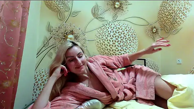 Yourrealgirl's cam snapshot