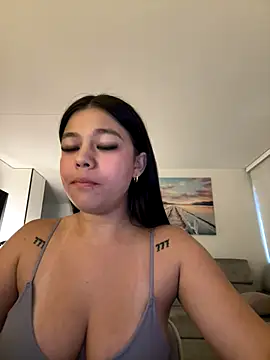 Alyshanon18's cam snapshot