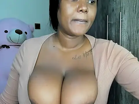 africanpearl__'s cam snapshot