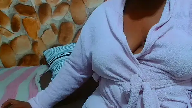 AfricanBigAssxx98's cam snapshot