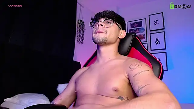 isaac-saenz's cam snapshot