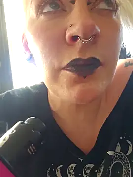 PinkTheHawk's cam snapshot