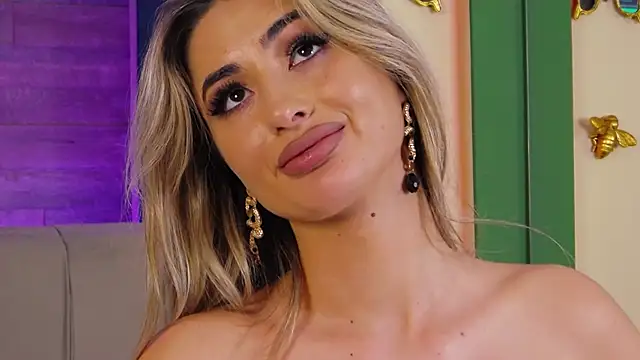 LoraDevine's cam snapshot