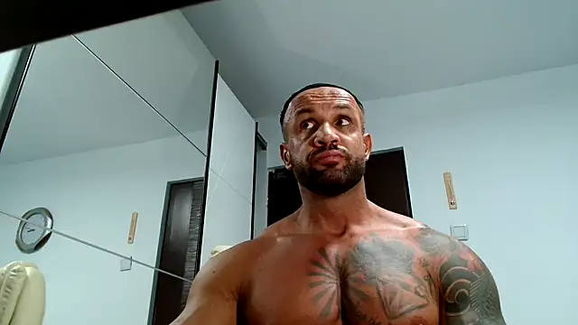Magnificmuscles89 live sex cam