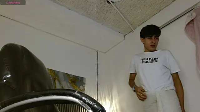 Dyla_n18 live sex cam