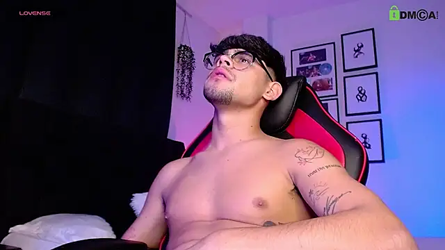 isaac-saenz's cam snapshot