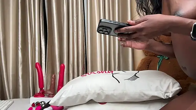 AudreySpanksFuck-'s cam snapshot