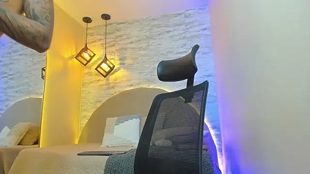 Aron_Bolt live sex cam