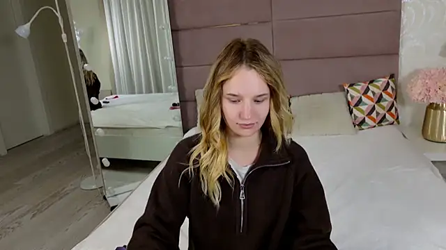 IndieMoon live sex cam