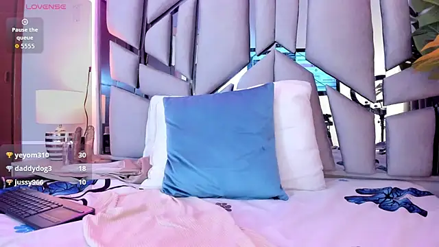 _valeria_saenz_'s cam snapshot