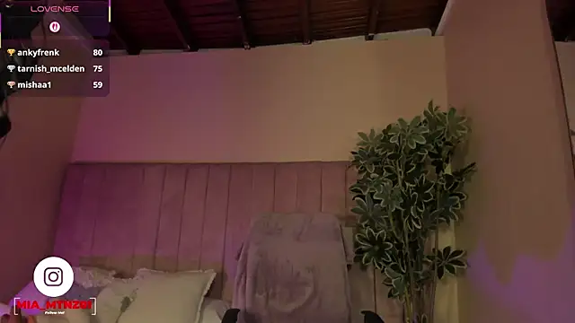 Mia_mtnz02's cam snapshot