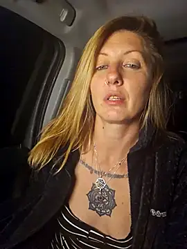 SheIsSomething live sex cam