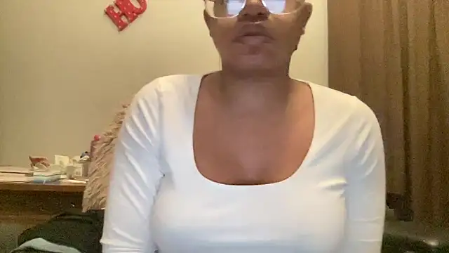 MommyConfident's cam snapshot