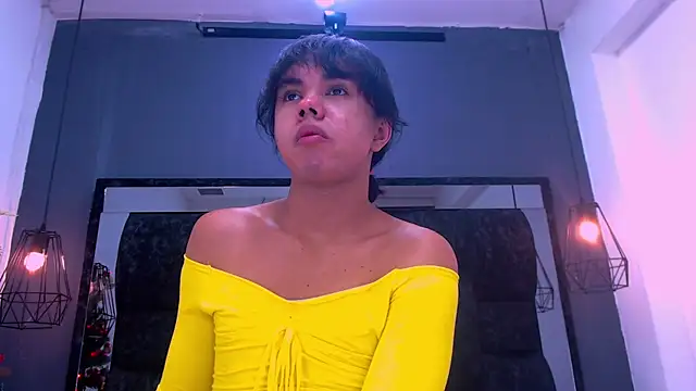 AndreaGil_'s cam snapshot