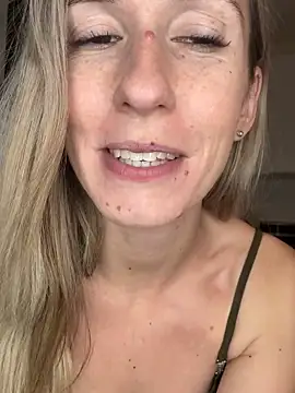 lola_tentatiion's cam snapshot