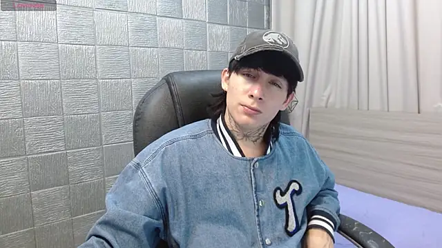 Iantwink18 live sex cam