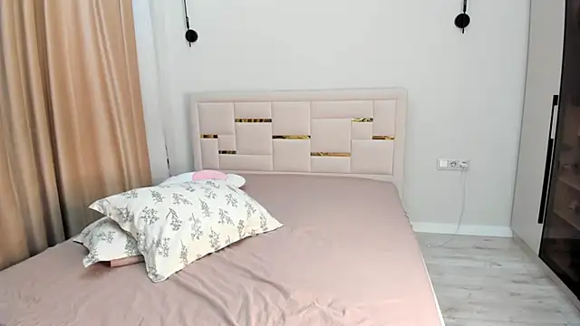 Lola_Peach's cam snapshot