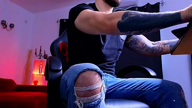 MightyAaron66 live sex cam