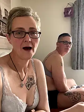 Curvy-Jinx live sex cam