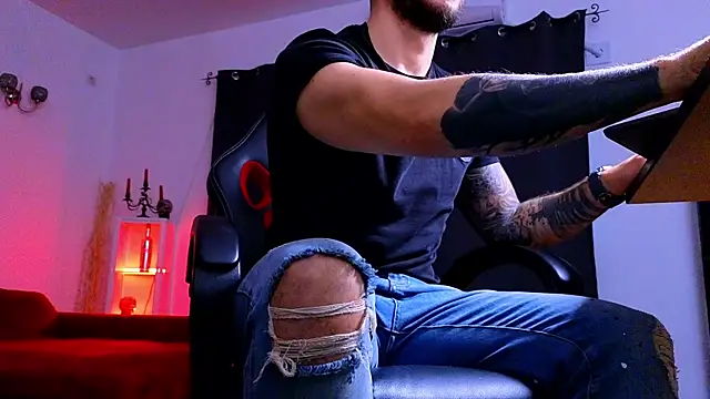 MightyAaron66 live sex cam