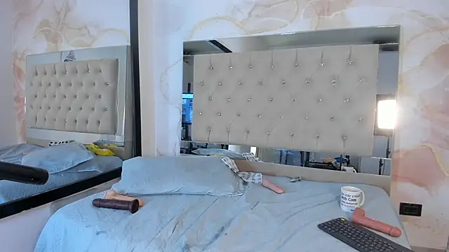 ainaah_'s cam snapshot