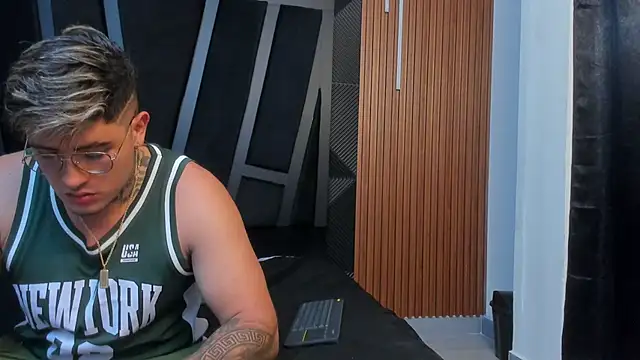 ArturFrostt live sex cam