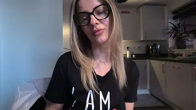 QuenMonicaUK's cam snapshot