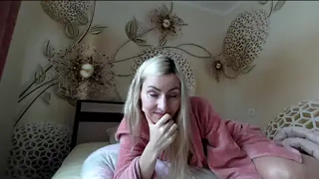 Yourrealgirl's cam snapshot