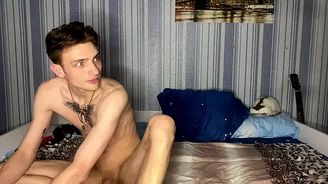 EmiliaCouple's cam snapshot