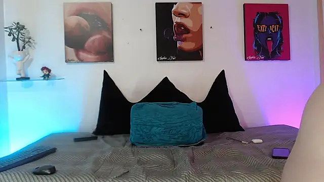 SophieFoxx17 live sex cam