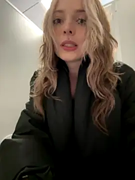 LoraaDoll live sex cam