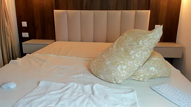 Saradiamond1 live sex cam