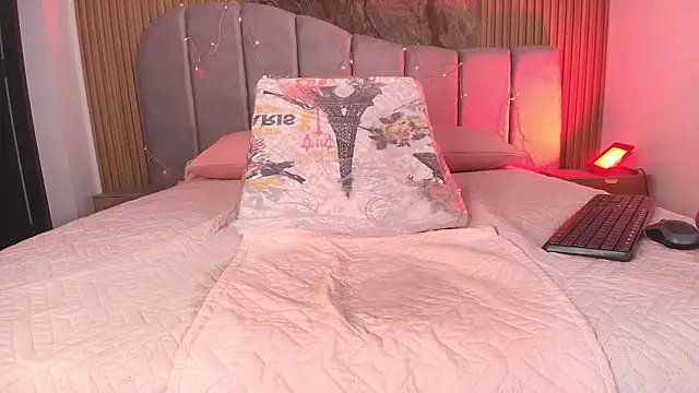 chloe_leroy_'s cam snapshot