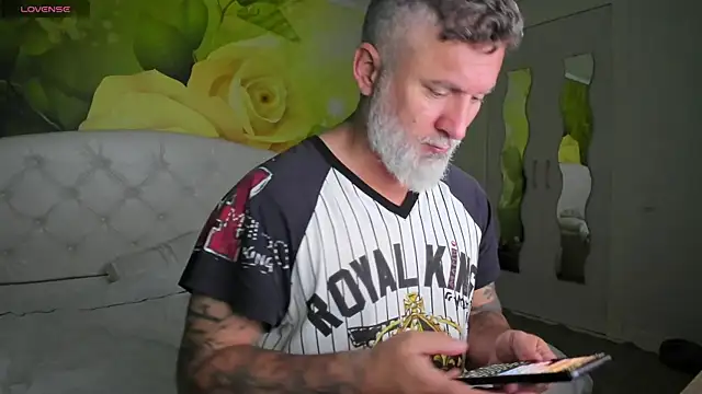 BlowMyXXL live sex cam