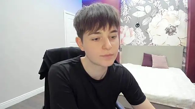 EmiliaYours's cam snapshot