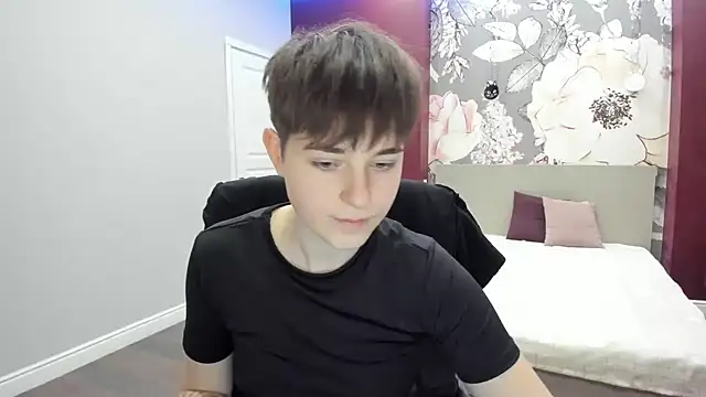 EmiliaYours's cam snapshot