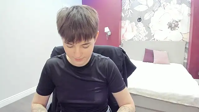 EmiliaYours's cam snapshot