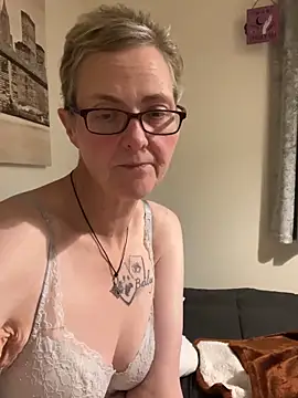 Curvy-Jinx live sex cam