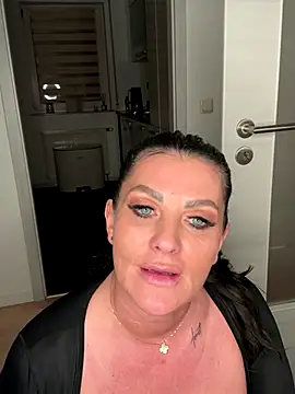 Nola_Luxx-offiziell live sex cam